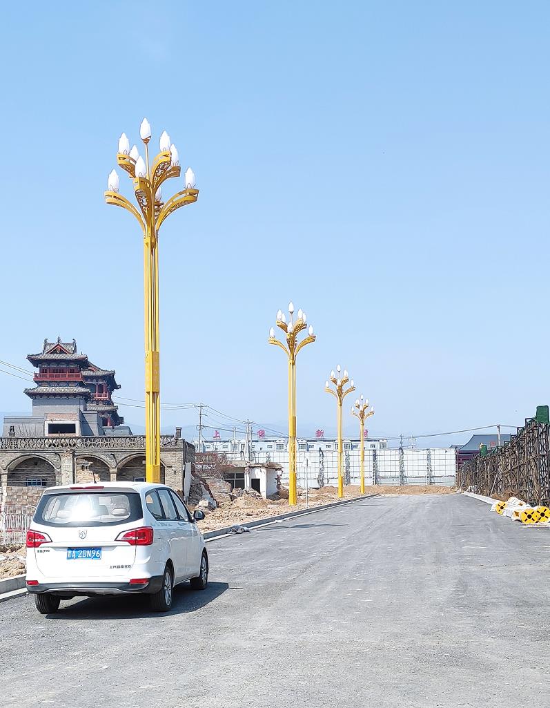汾陽市清香大道12米玉蘭燈安裝完畢